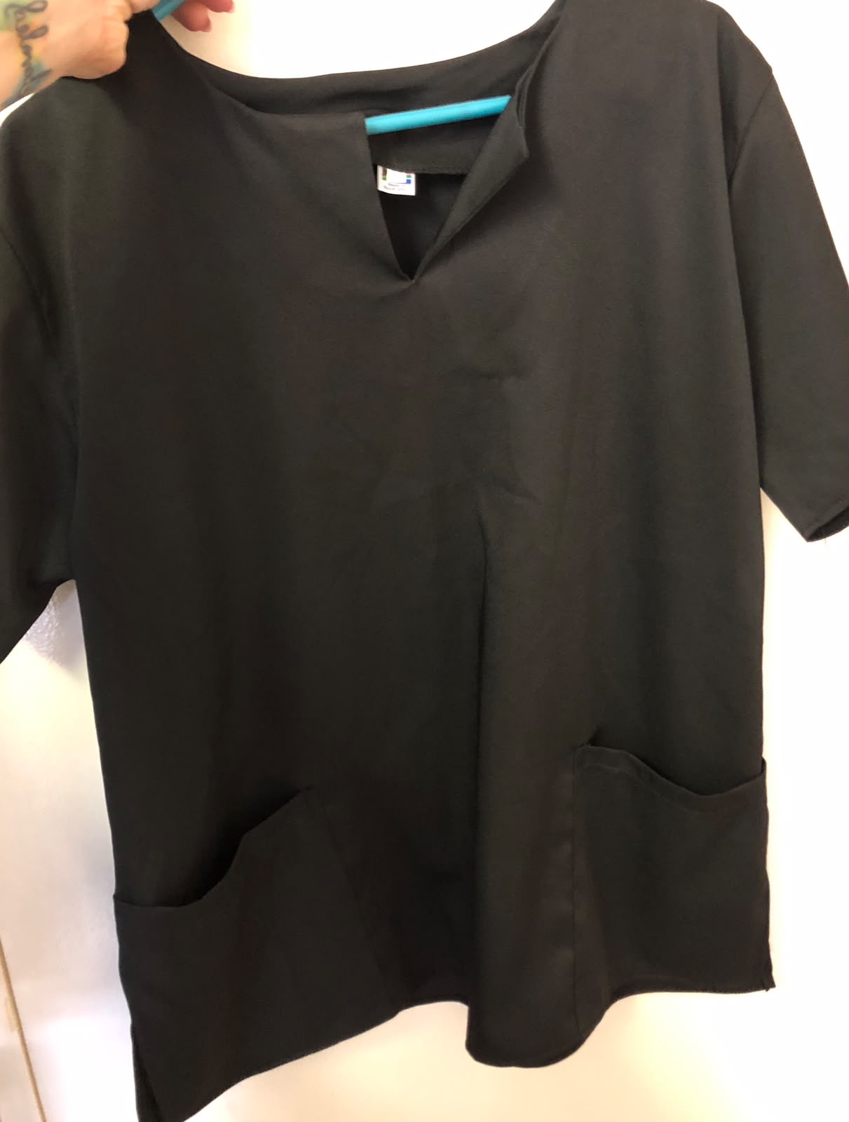 Black scrub top with chest slit (M)